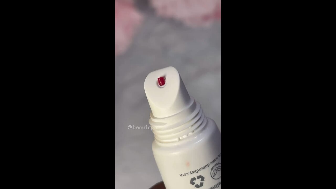 Dot & key lip balm SPF 30 with Vitamin C+E Cherry pop #lipbalm #swatches #makeup #beautopia
