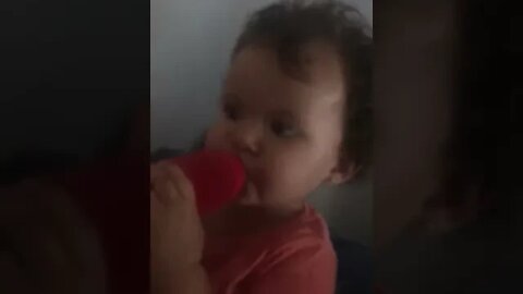 BEBE COMENDO O PROPRIO SAPATO - BABY EATING HIS OWN SHOE - 自分の靴を食べる赤ちゃん - الطفل يأكل حذاءه الخاص