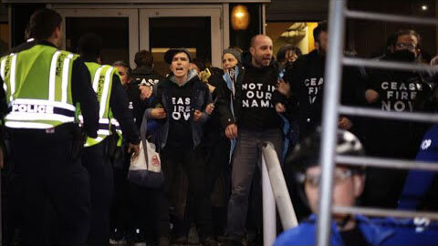 BREAKING: BREAKING: POLICE AND PRO-PALESTINE PROTESTERS CLASH OUTSIDE DEMOCRATIC HQ (DNC)