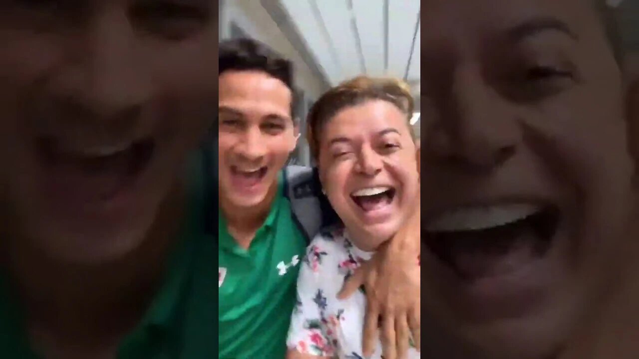 David Brazil recepcionando Ganso no Aeroporto