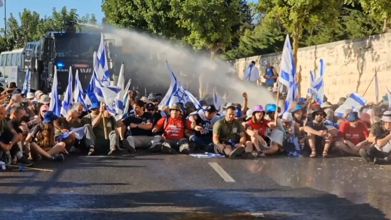 Israeli police use water cannons to disperse Knesset protesters