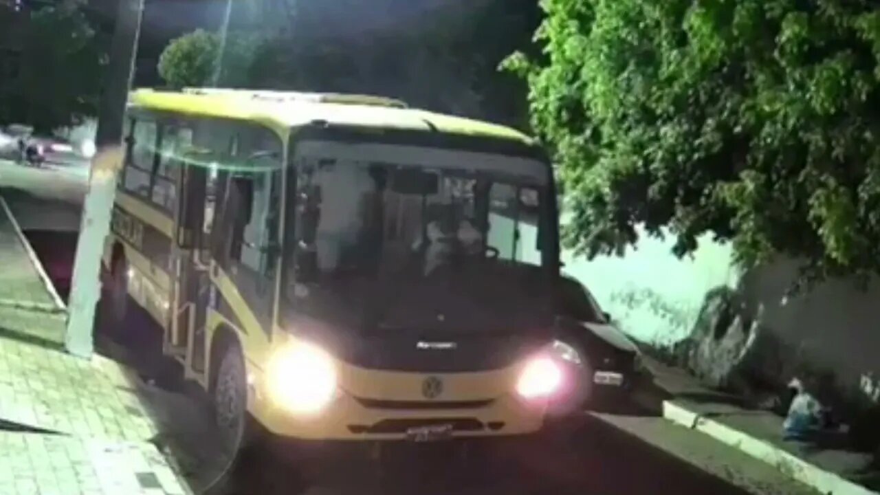 ESTUDANTE IMPEDE ACIDENTE APÓS ÔNIBUS ESCOLAR DESCONTROLADO DESCER RUA NA PARAÍBA