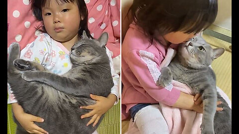 Little girl loves and takes care of her cat 👧❤️😽