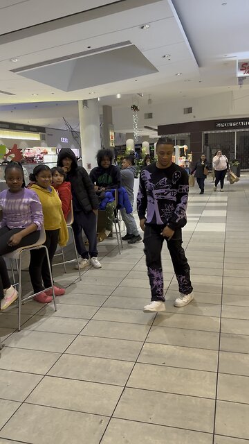 Behind the scenes🎬