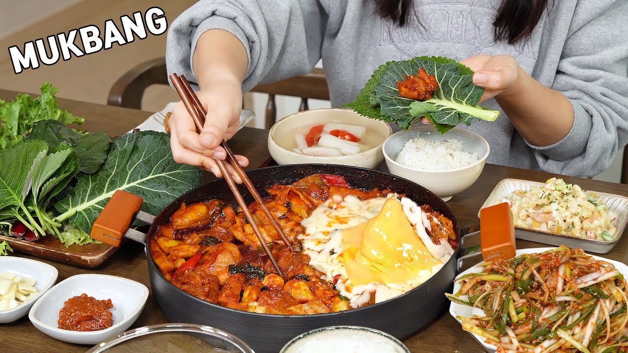 Cooking Mukbang :) Spicy Chicken and Cheese Fried Rice, Green Onion Salad, Macaroni Salad.