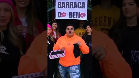 ELAS SE BEIJARAM NA BARRACA DO BEIJO #shorts