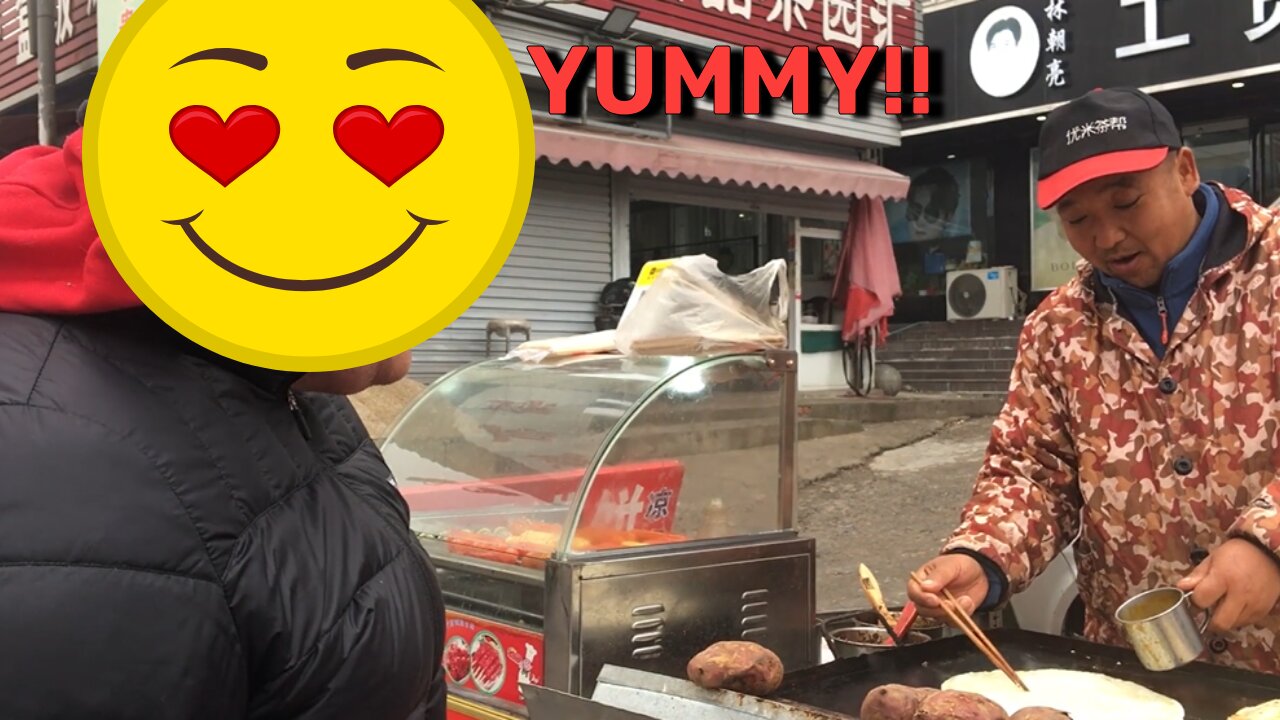 Foreigner in China Tries Egg-Stuffed Pancake for the First Time, Gives Thumbs Up: So Delicious!