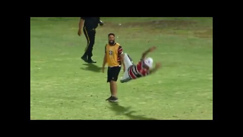 Torcedor ensinando o goleiro como agarrar no jogo Santa Cruz x ASA