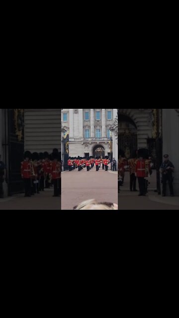 the queen's guards buckingham palace #buckinghampalace