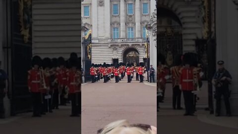 the queen's guards buckingham palace #buckinghampalace