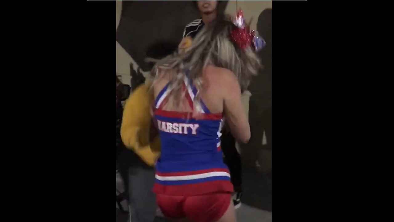 Girl picks fight with Cheerleader