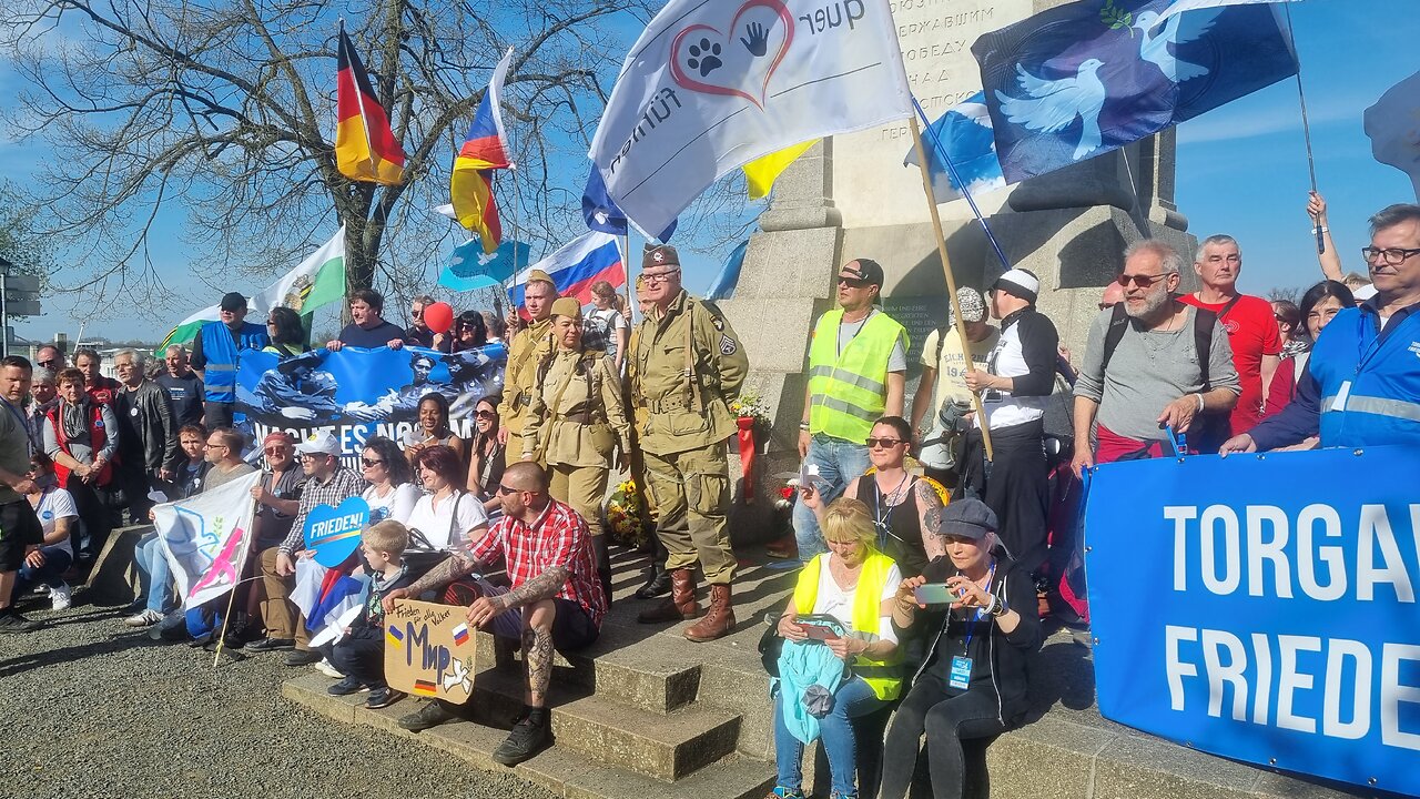 TORGAU FÜR FRIEDEN - Torgau, 22 04 2023 - AUFZUG am Denkmal der Begegnung, Ankunft 🕊