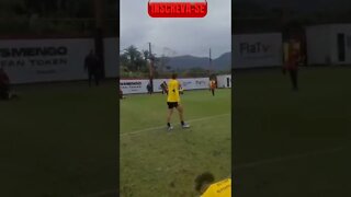 DAVID LUIZ DANDO AULA NA COBRANÇA DE FALTA.