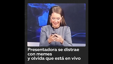 Presentadora de TV se distrae viendo memes y se olvida que está a punto de salir al aire