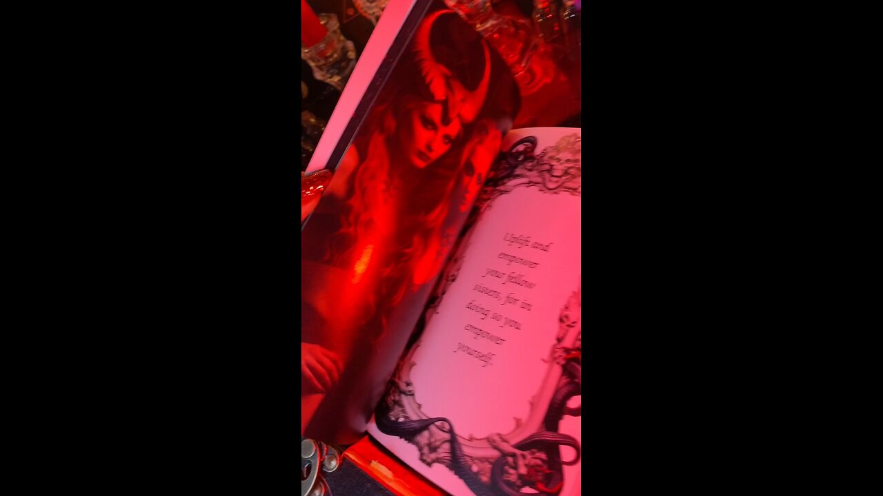 Flip through of the Lilith Oracle Book available on Amzn 🔥