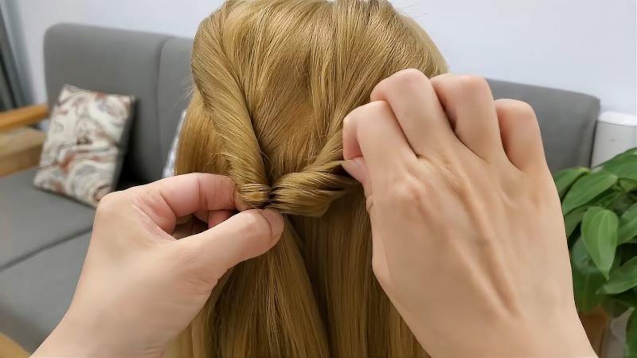 This ponytail looks good. It’s beautiful for work and shopping