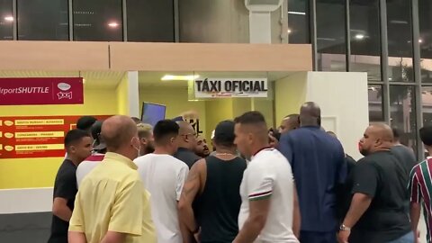 Felipe Melo conversando com torcedores do Fluminense