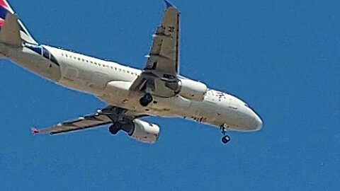 Airbus A320 PR-MYT coming from Teresina and Airbus A321NEO PS-LBE from Guarulhos to Fortaleza