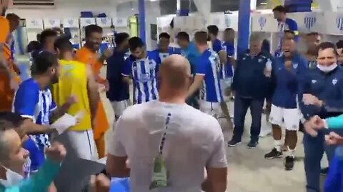 Jogadores do Avaí lançando a Dança do Créu após vitória sobre o Figueirense