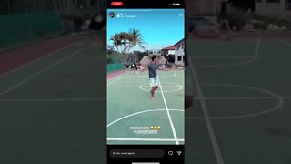 Nenê acertando bola na cesta com chute