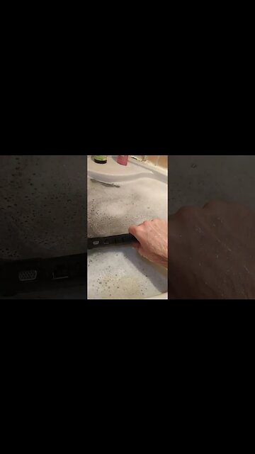 Запустится ли ноутбук, после падения в воду 💻💧❔