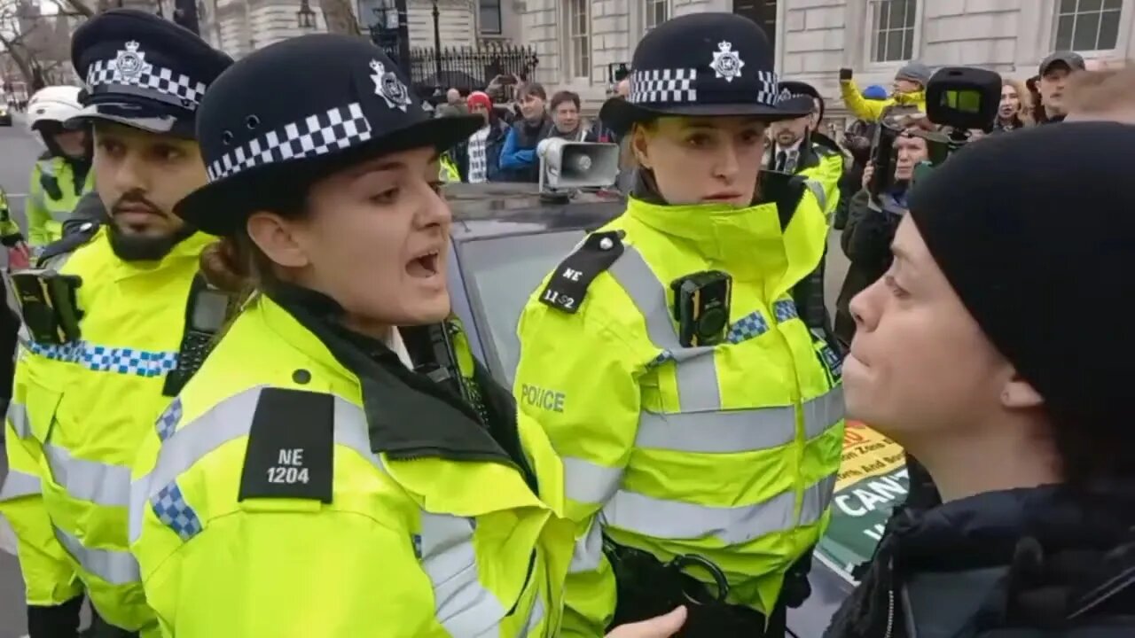 TENSIONS RISE BETWEEN FEMALE PROTESTER AND FEMALE OFFICER LEADING UP TO HER ARREST 🤔🤔🤔🤔🤔