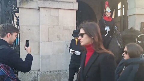 The joker couldn't go through with the joke trying to make the kings guard laugh #horseguardsparade