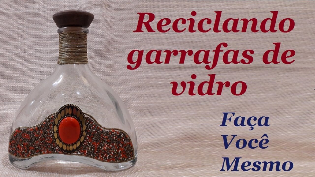 GARRAFA DECORADA COM MIÇANGAS - ARTESANATO COM VIDRO @lucibuzo 
