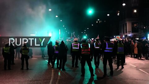Denenmarken 'Men in Black' march in Copenhagen tegen COVID restricties