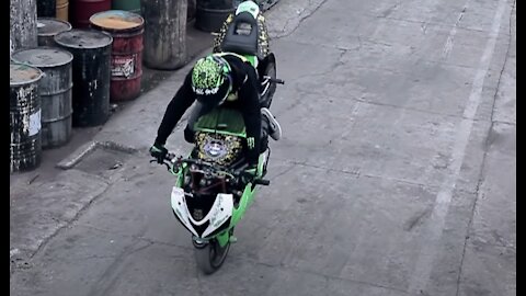 PROFESIONAL EN MOTO HACIENDO ACROBACIAS /NO LO INTENTES