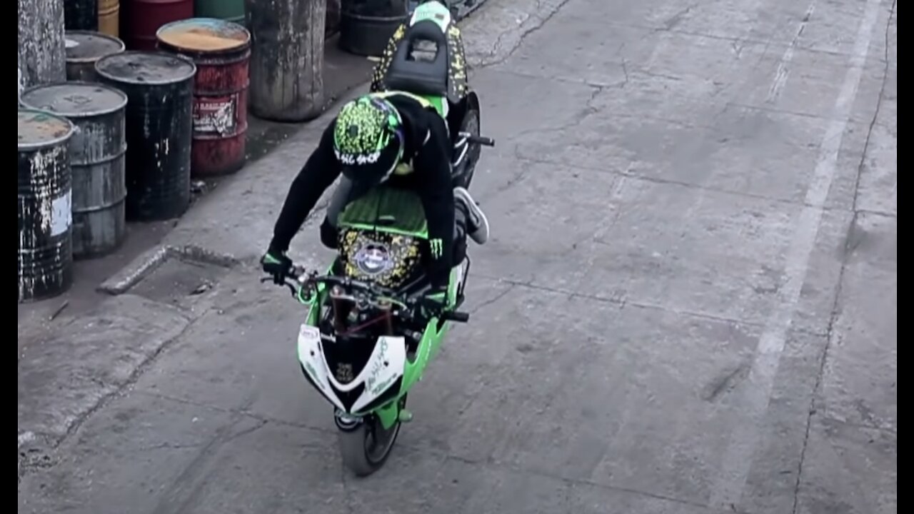 PROFESIONAL EN MOTO HACIENDO ACROBACIAS /NO LO INTENTES