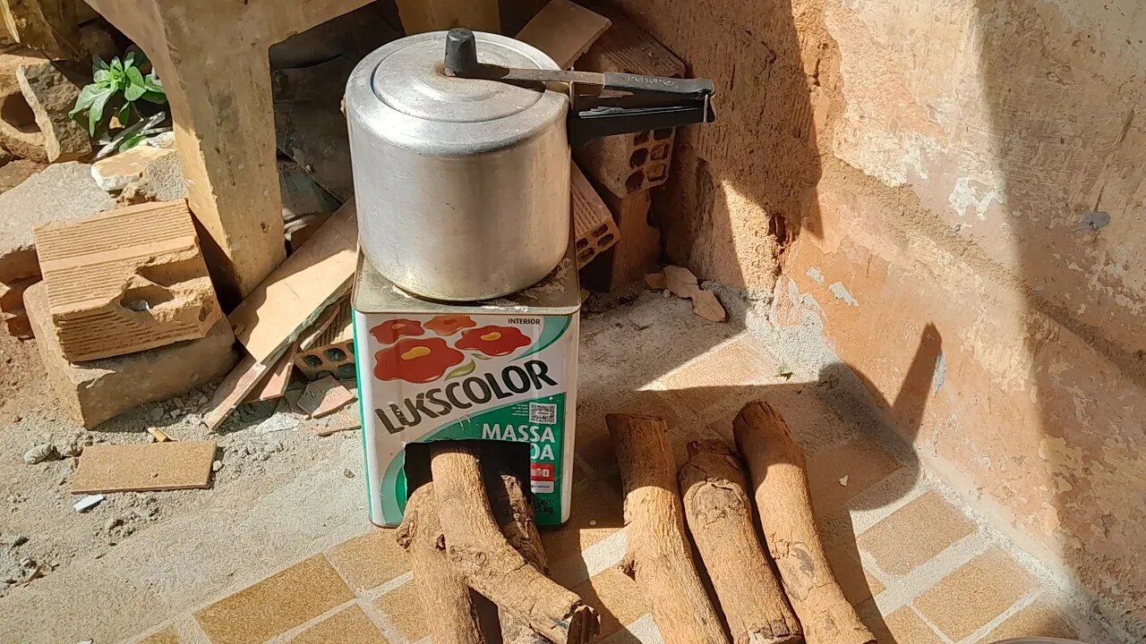 DICAS DA JU - UM MINI FOGÃO A LENHA ! Pra economizar o gás e se o mesmo acabar já tem uma solução!