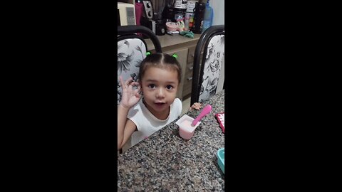 Laura tomando Danone #jesus #familia #laurinha #amor #criancas #family