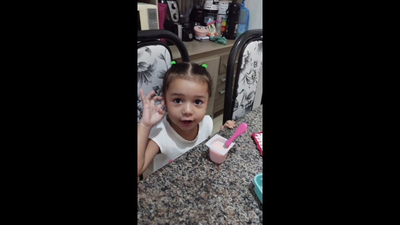 Laura tomando Danone #jesus #familia #laurinha #amor #criancas #family