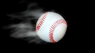 Au baseball, cette femme éteint une bougie avec un incroyable slice