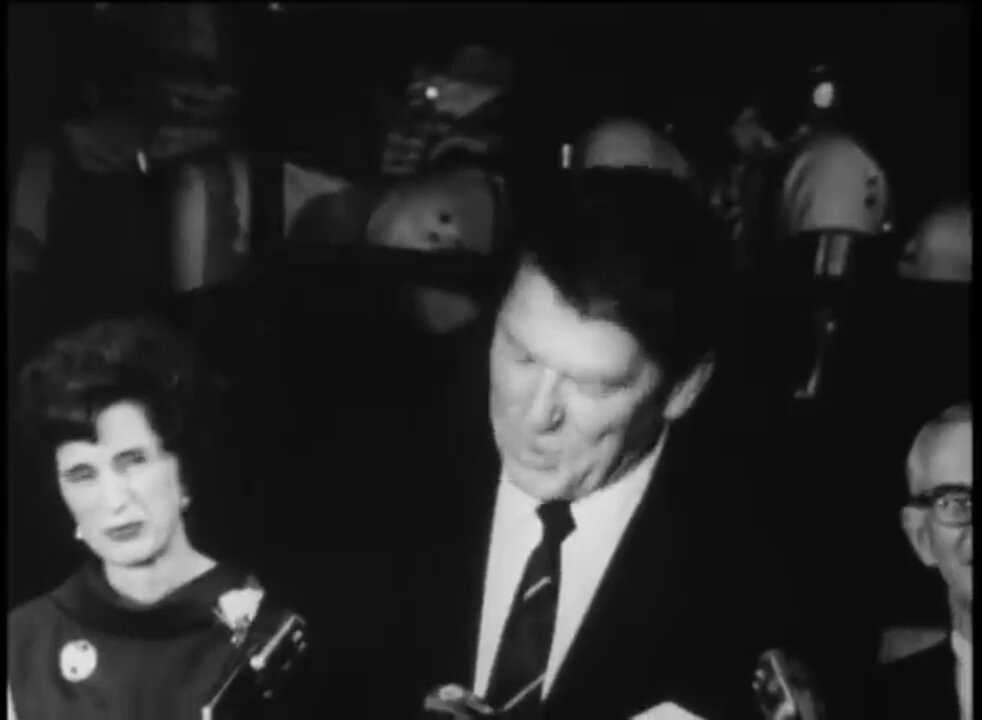 President Ronald Reagan (R)