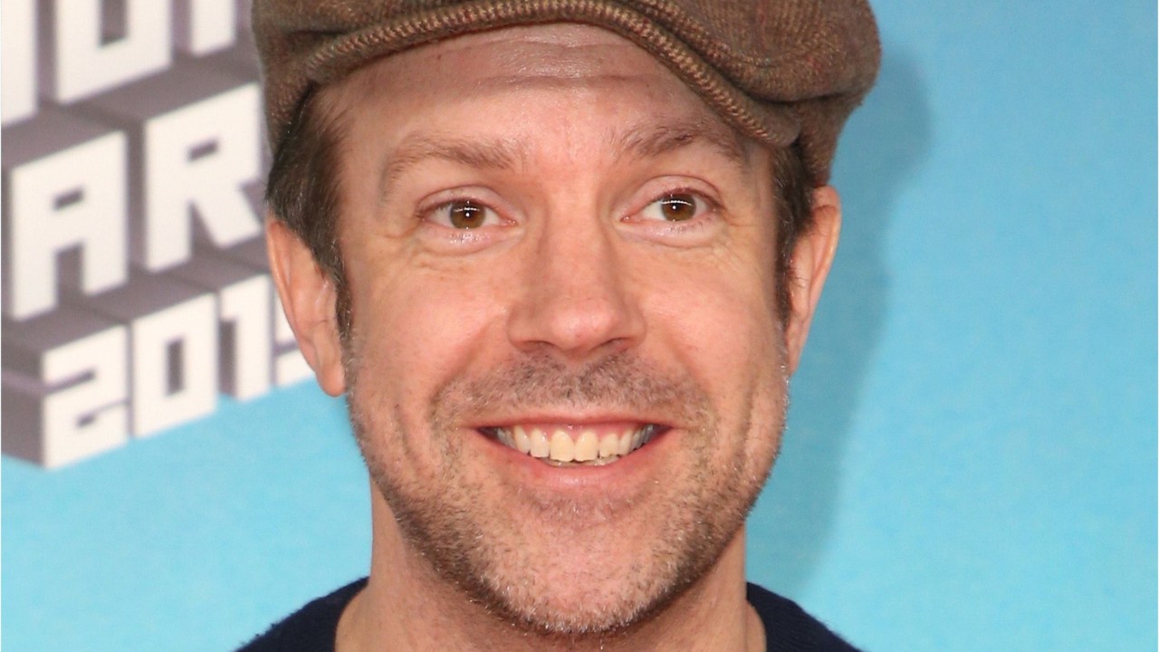 Jason Sudeikis Honors Kristen Wiig, Andy Samberg & Bill Hader On ‘SNL’