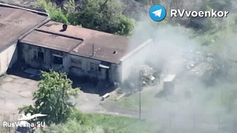 Artillery of the Russian "O" group struck at this Ukrainian base. Survivors who try to escape by car are blown up by what seems like their own mine.