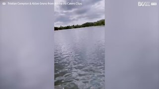 Ce jeune homme tombe dans un lac et attrape un poisson avec ses mains