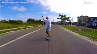 Jovem skater tem queda dolorosa no asfalto