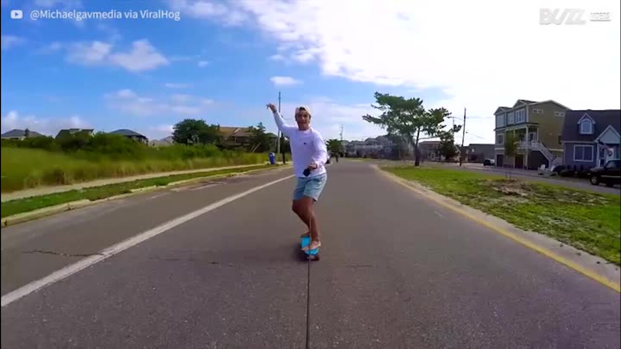 Jovem skater tem queda dolorosa no asfalto