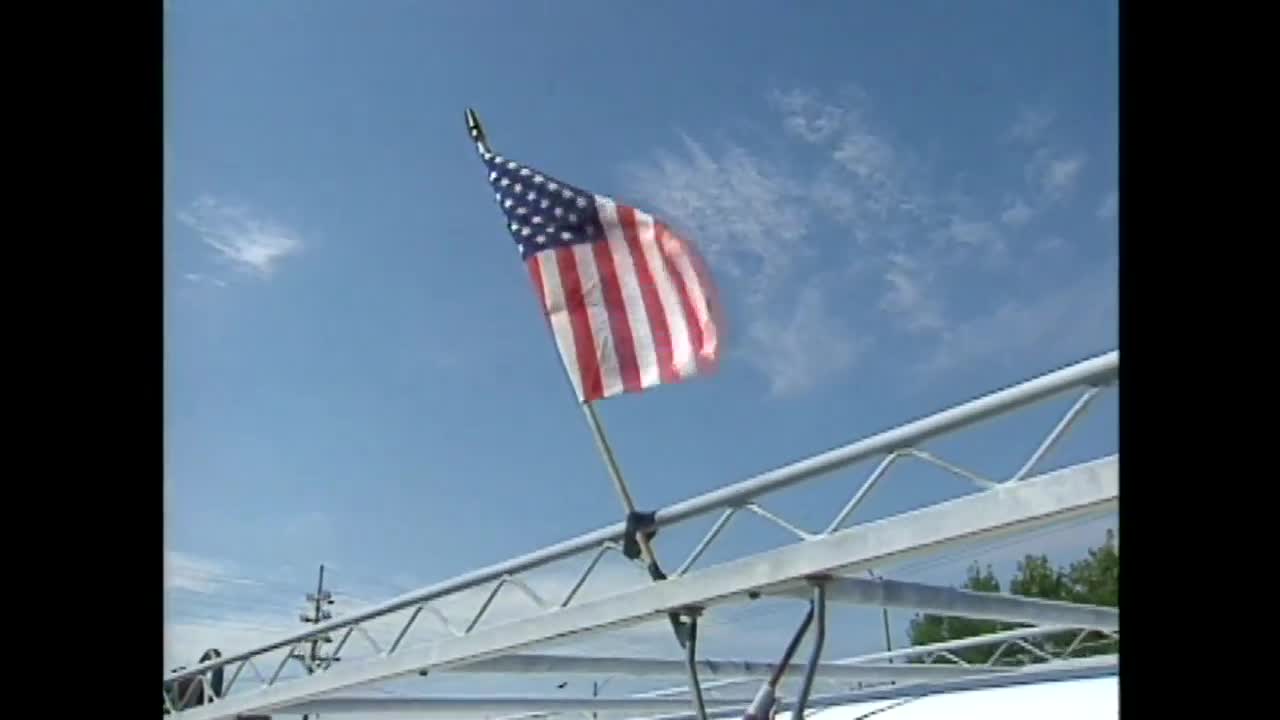 Milwaukeeans show patriotism after 9-11 attacks (September 12, 2001)