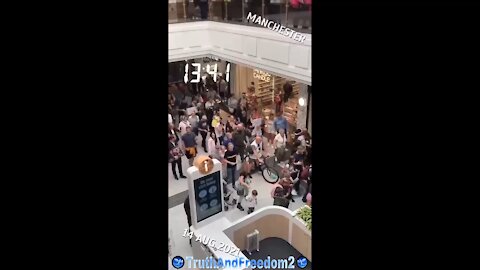 People manifestation in Manchester enter in the Mall