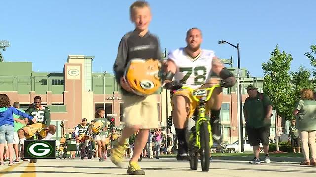 Heartwarming bike ride tradition at Packers training camp continues