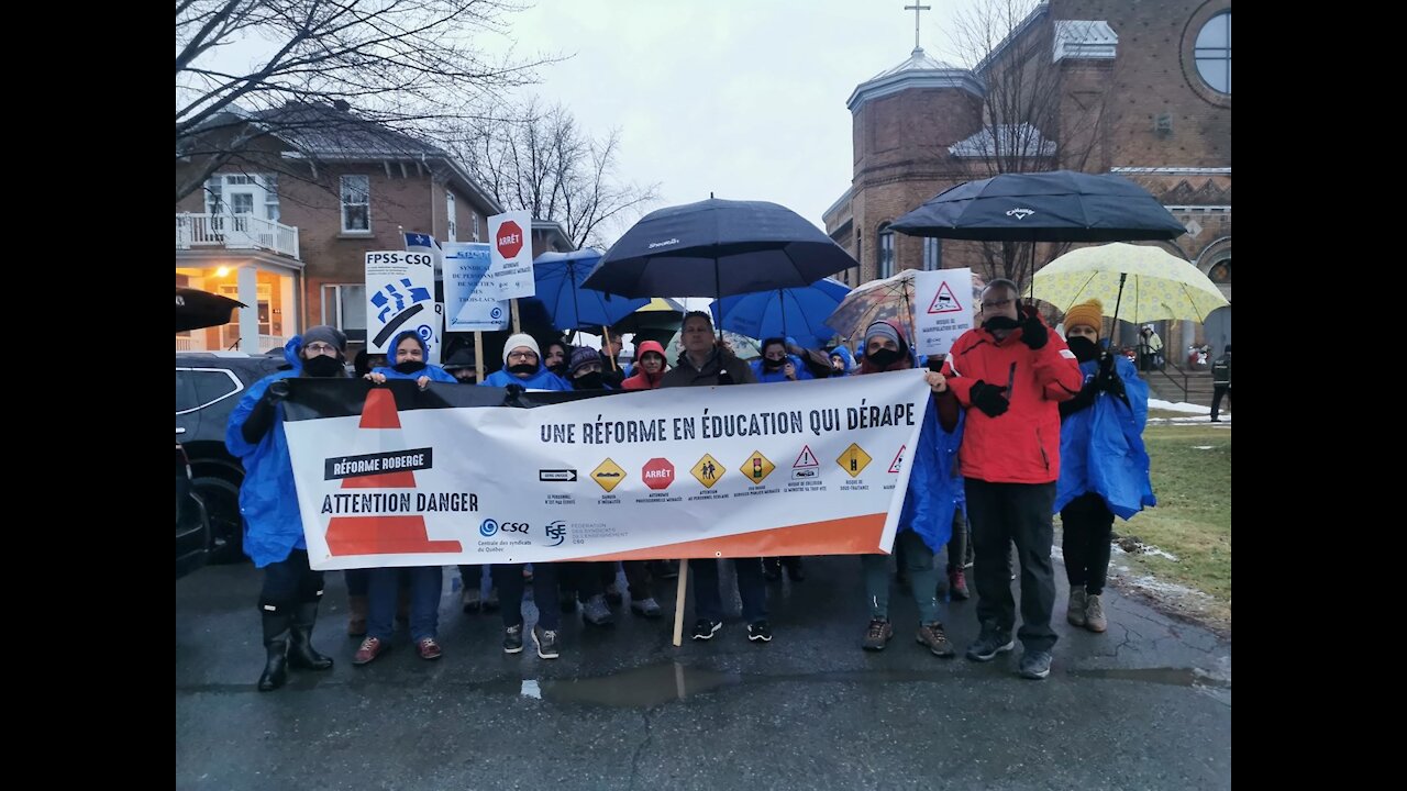 Les enseignants manifestent devant les bureaux de Marilyne Picard