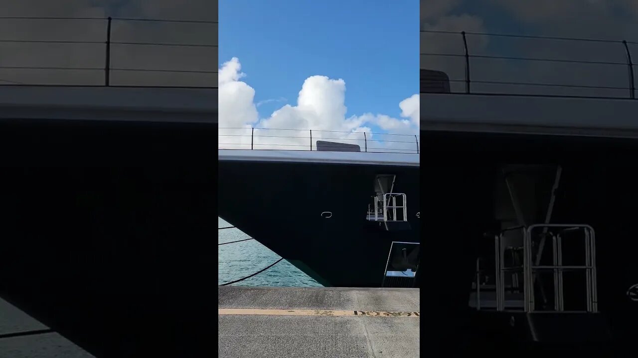 Mega-Yacht in St. Maarten