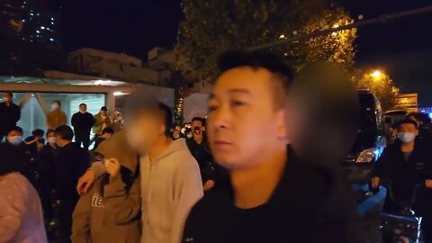 晚22点，人们慢慢散去，留下的市民在商量明天的行动