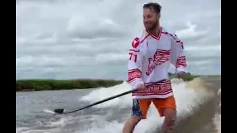 Jovem mistura duas paixões: hóquei e surf!