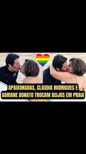 Apaixonadas, Claudia Rodrigues e Adriane Bonato trocam beijos em praia - E VIVA O AMOR!
