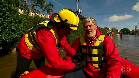 Bombeiros usam jet ski,que não foi autorizado no resgate de vítimas no RS, para mostrar enchentes